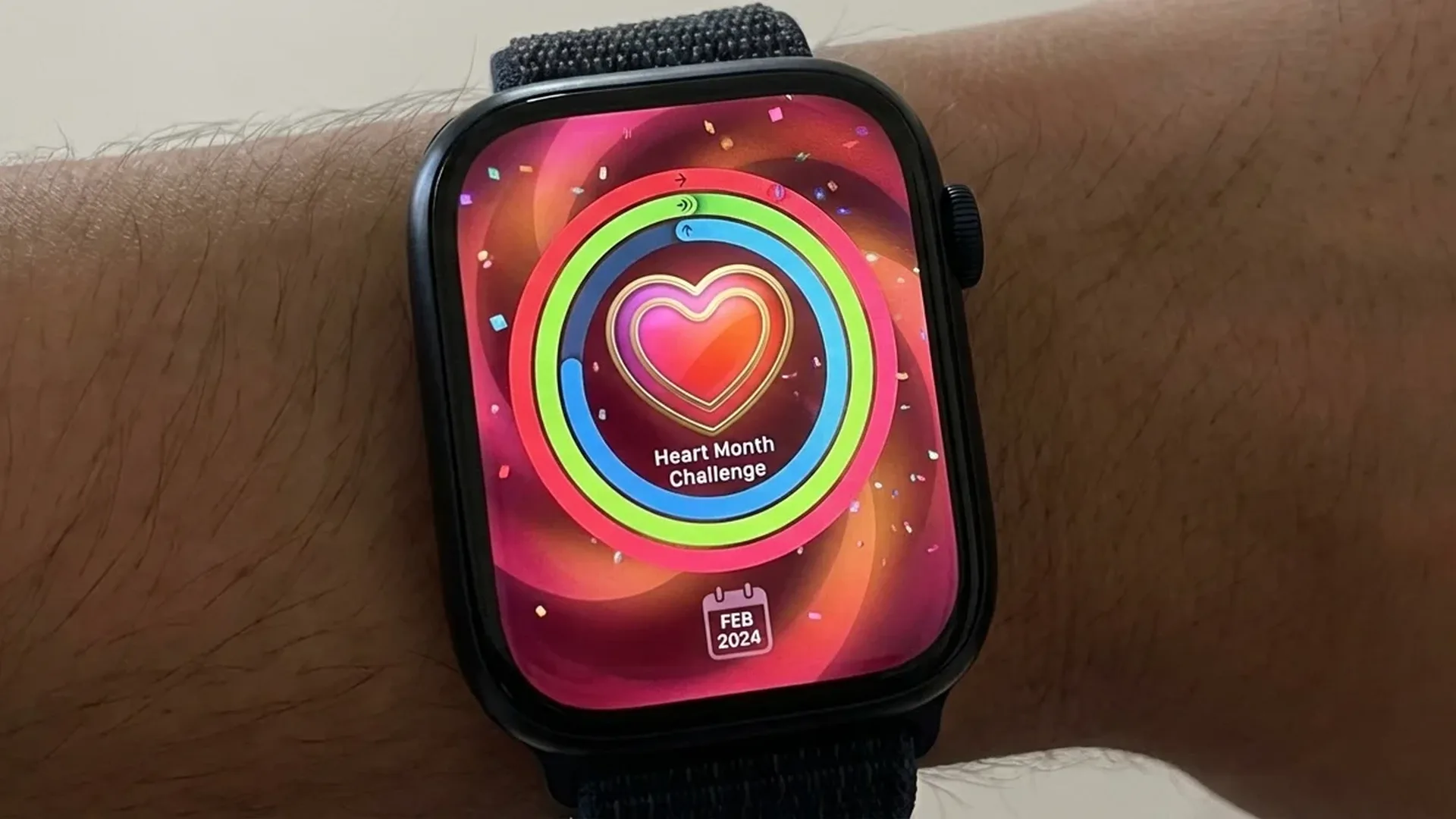 Apple Watch Heart Month Challenge 2026 με badge και iMessage stickers σε οθόνη